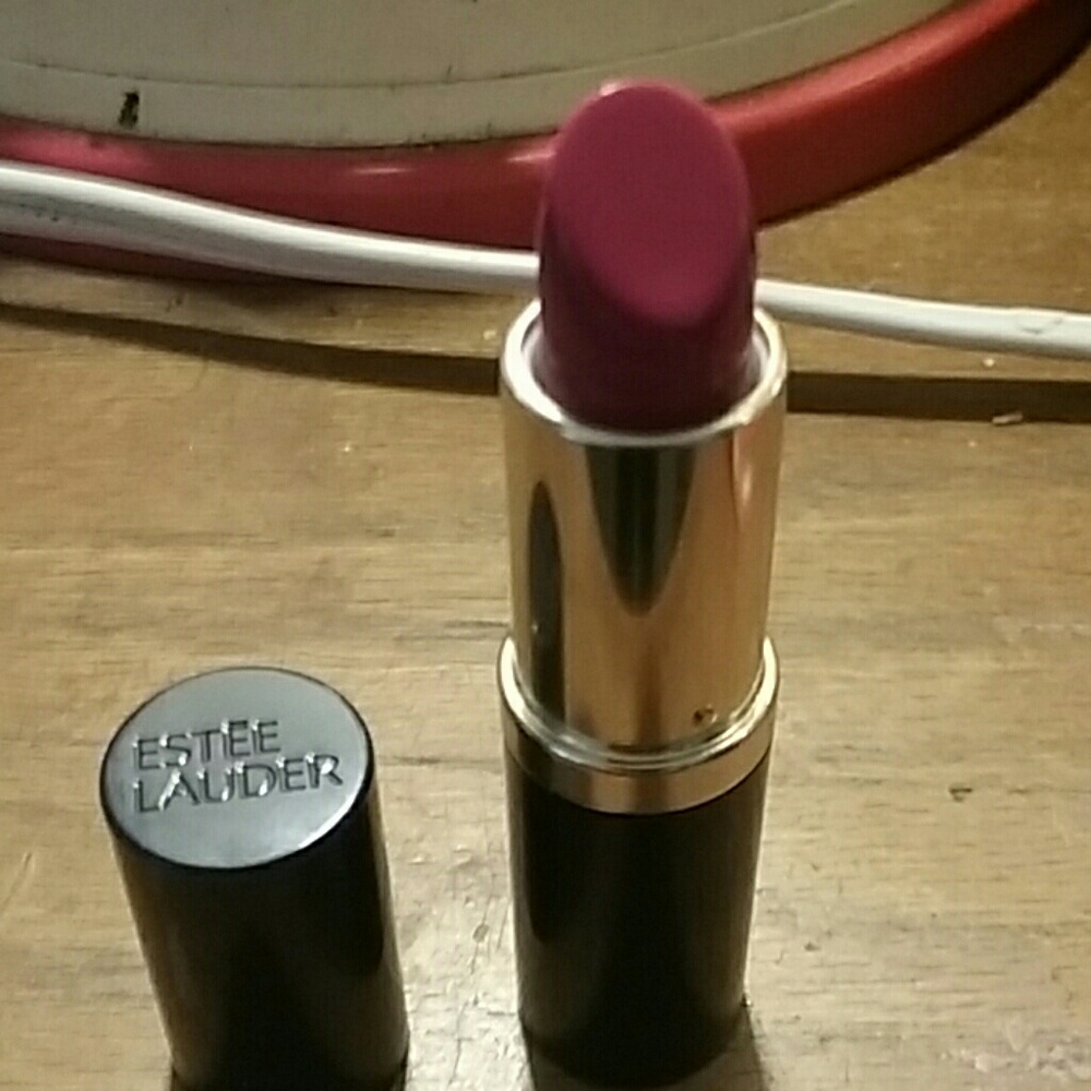 Estee lauder lipstick.color: dominant